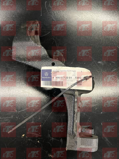 A9303172301 Кронштейн подвески кабины задний правый