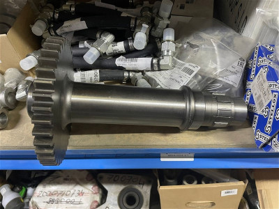 3030900094 Вал привода насоса КПП с шестерней