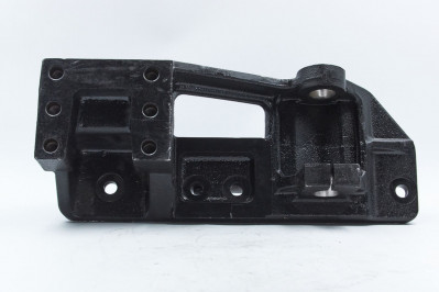 DZ95259690104 Кронштейн передней рессоры задний правый