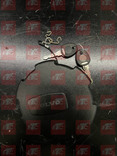 VO 22335631 Крышка топливного бака с ключом