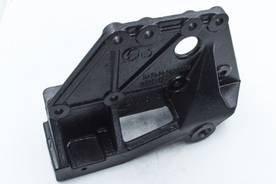 DZ95259690104 Кронштейн передней рессоры задний правый