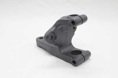 YC010V000102 Кронштейн передней рессоры зад. прав.