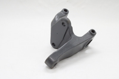 YC010V000102 Кронштейн передней рессоры зад. прав.