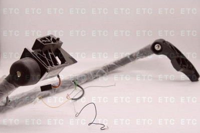 AC82417284 Кронштейн зеркала правый