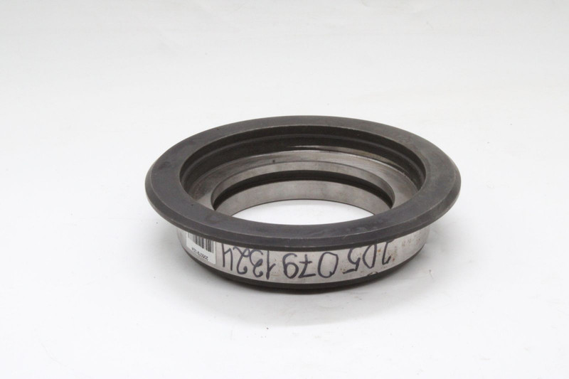 2050791324 Втулка распорная — 1